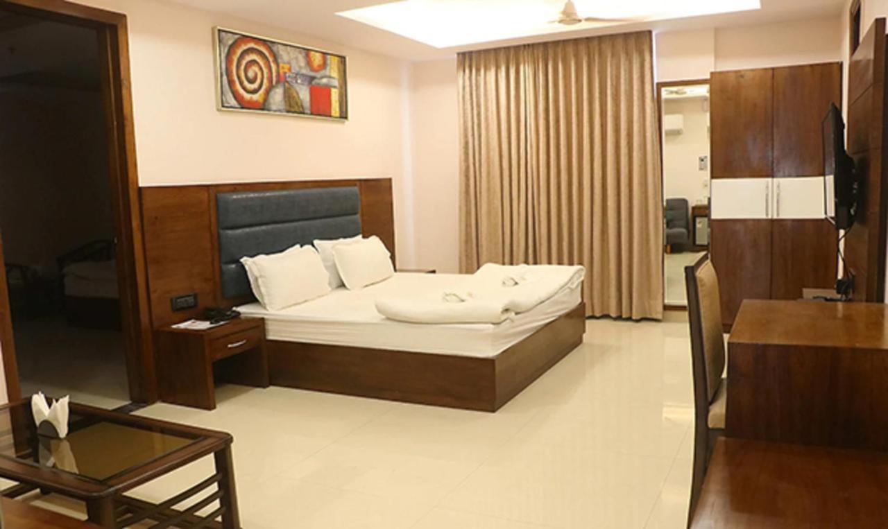 Fabhotel Mid Town Grand Panchkula Buitenkant foto