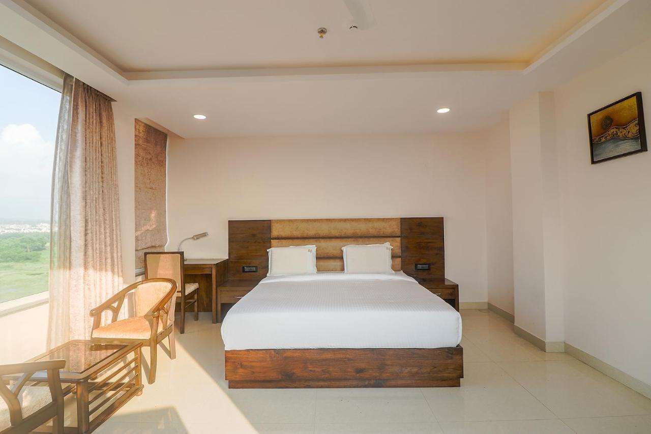 Fabhotel Mid Town Grand Panchkula Buitenkant foto
