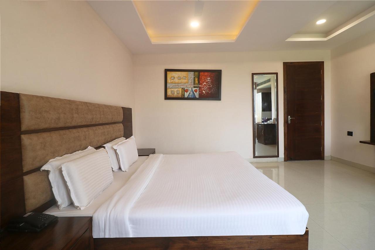 Fabhotel Mid Town Grand Panchkula Buitenkant foto